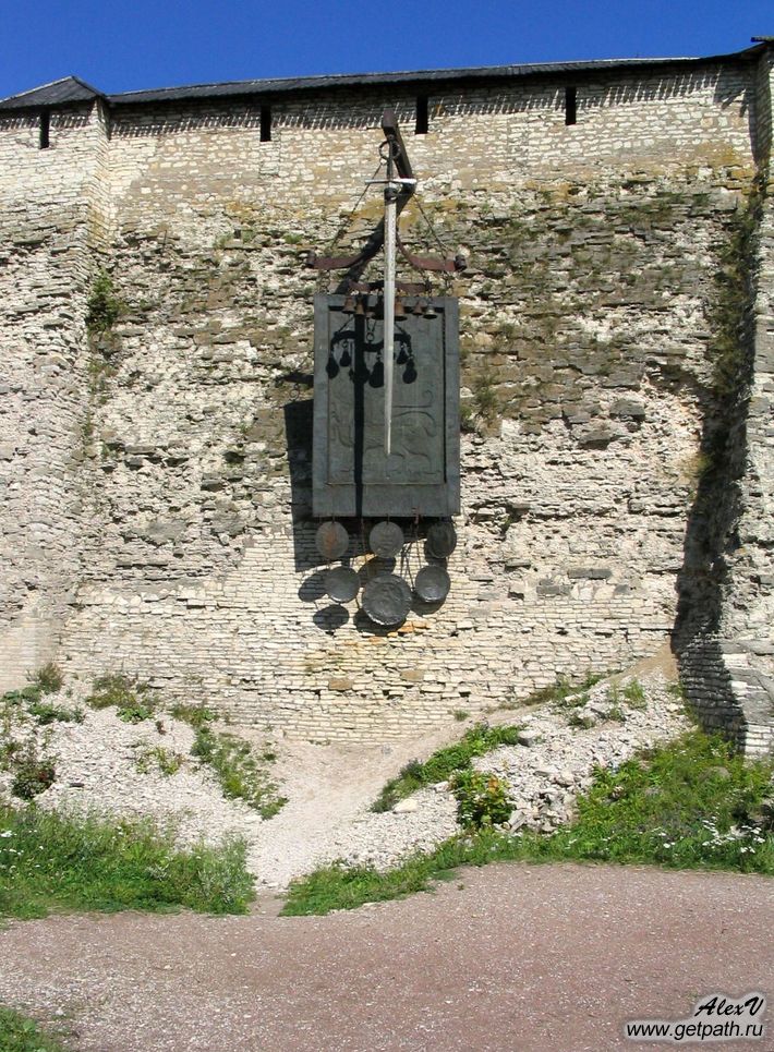 Железный меч на стене перси в Псковской крепости